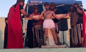 Representan la Pasión de Cristo